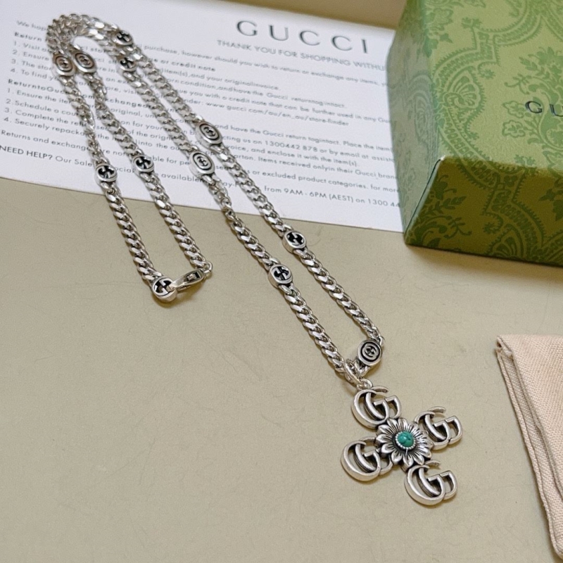 G*u*i necklaces